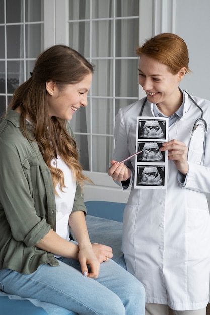 Médecin à coup moyen expliquant les échographies