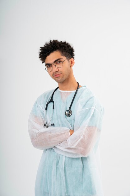 Médecin à coup moyen portant une blouse médicale