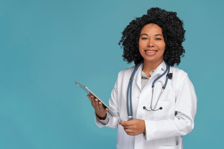 Photo gratuit médecin à coup moyen posant en studio