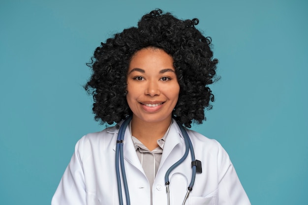 Photo gratuite médecin à coup moyen posant en studio