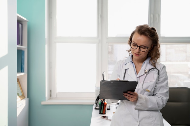 Médecin à coup moyen prenant des notes