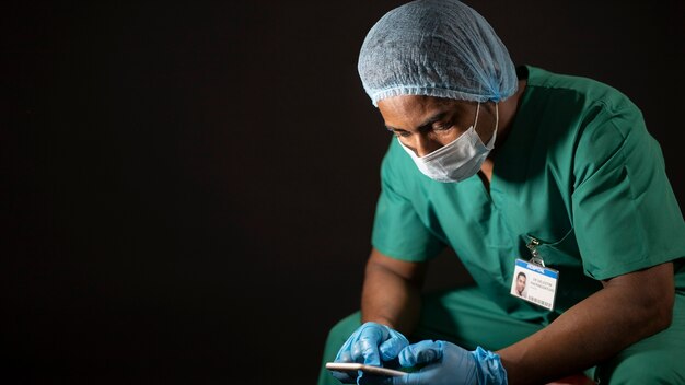 Photo gratuite médecin de coup moyen avec téléphone