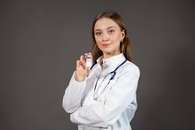 Médecin à coup moyen tenant un flacon