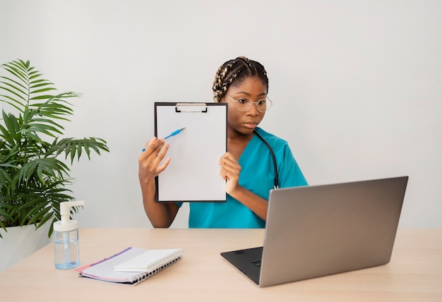 Médecin coup moyen tenant le presse-papiers