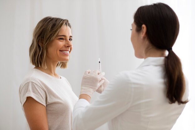 Médecin à coup moyen tenant une seringue