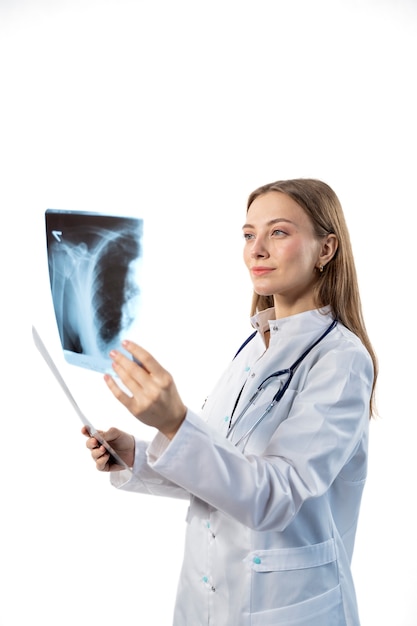 Médecin à coup moyen vérifiant les radiographies