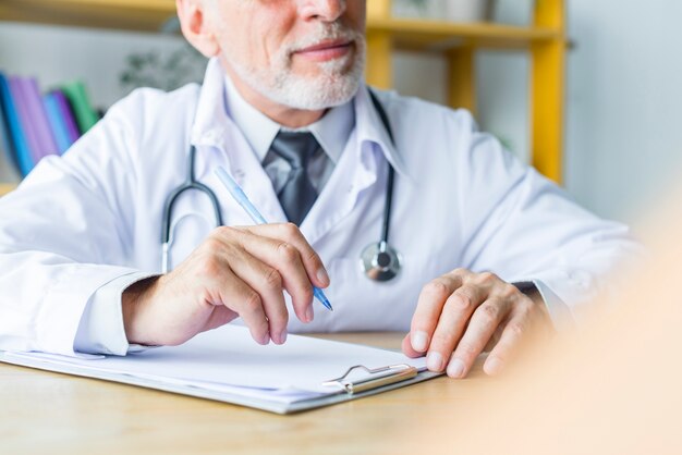 Médecin des cultures à l&#39;écoute du patient