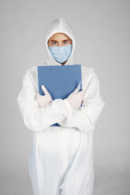 Photo gratuite médecin dans un masque médical. thème du coronavirus. isolé sur fond blanc. femme en tenue de protection.