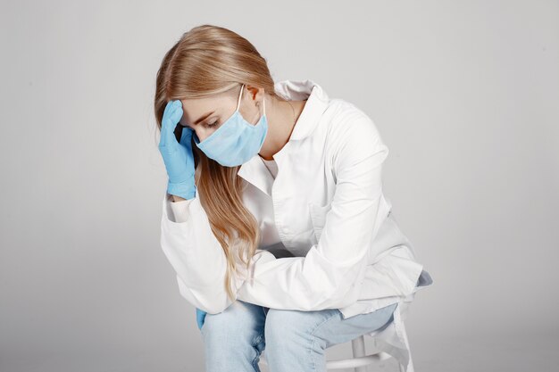 Médecin dans un masque médical. Thème du coronavirus. Isolé sur fond blanc. Priez pour les médecins.