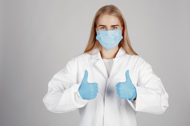 Médecin dans un masque médical. Thème du coronavirus. Isolé sur fond blanc