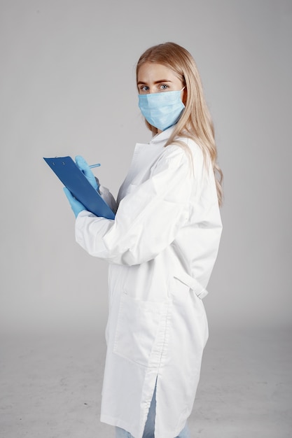 Photo gratuite médecin dans un masque médical. thème du coronavirus. isolé sur fond blanc