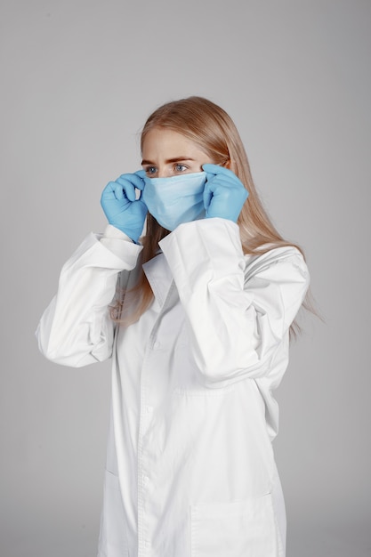 Médecin dans un masque médical. Thème du coronavirus. Isolé sur mur blanc