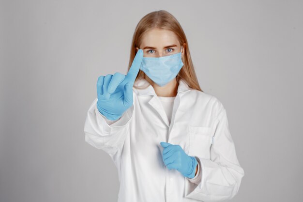 Médecin dans un masque médical. Thème du coronavirus. Isolé sur mur blanc