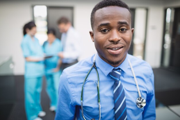 Médecin debout dans le couloir de l'hôpital