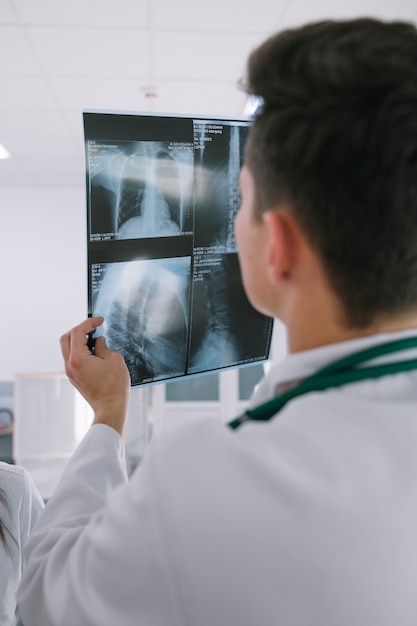 Médecin debout avec une radiographie