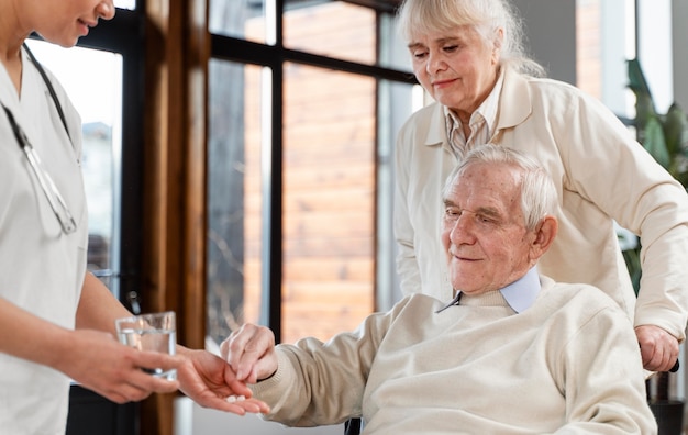 Photo gratuite médecin donnant des pilules à son patient