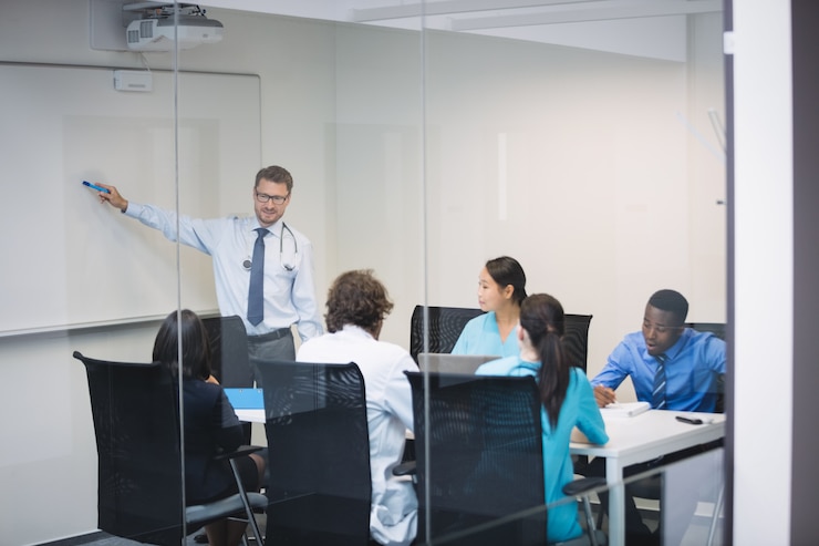 Photo gratuit médecin donnant une présentation à l'équipe de médecins intérimaires