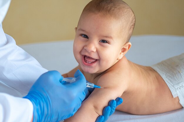 Jambe D Un Nouveau Ne Avec Le Patch Apres La Vaccination Photo Premium Jambe D Un Nouveau Ne Avec Le Patch Apres La Vaccination Photo Premium