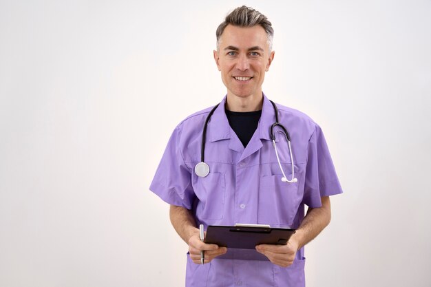 Médecin écrivant sur un examen médical de routine
