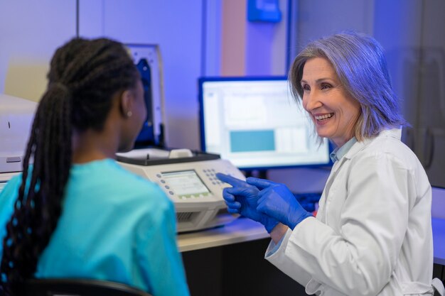 Médecin effectuant des recherches médicales en laboratoire