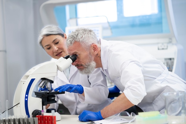 Médecin effectuant des recherches médicales en laboratoire