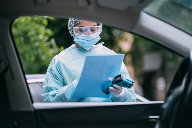 Médecin épidémiologiste combattant le coronavirus COVID-19. L'infirmière porte une combinaison de protection et un masque pendant l'épidémie de COVID19.