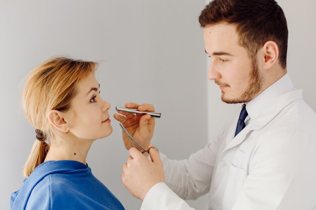 Le médecin examine le patient. Concept de médecine et de soins de santé.