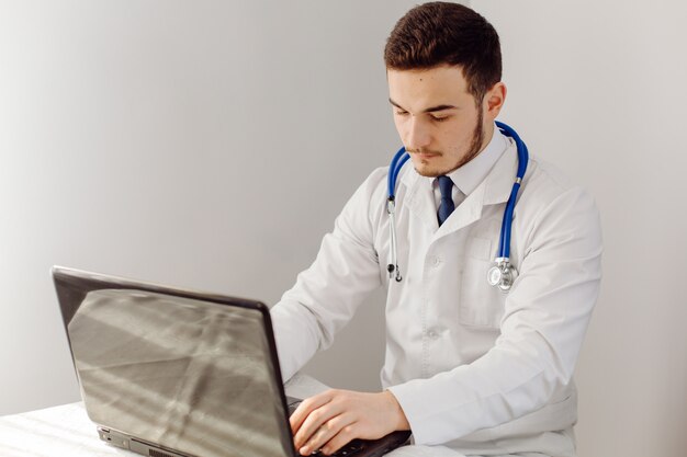 Le médecin examine le patient. Concept de médecine et de soins de santé.