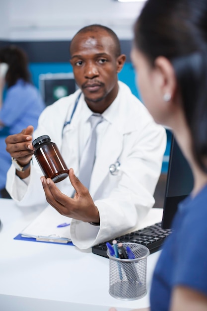 Photo gratuite le médecin explique le médicament à la femme.