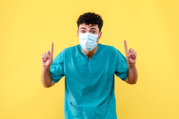 Médecin de face, le médecin avertit les gens de la pandémie de coronavirus