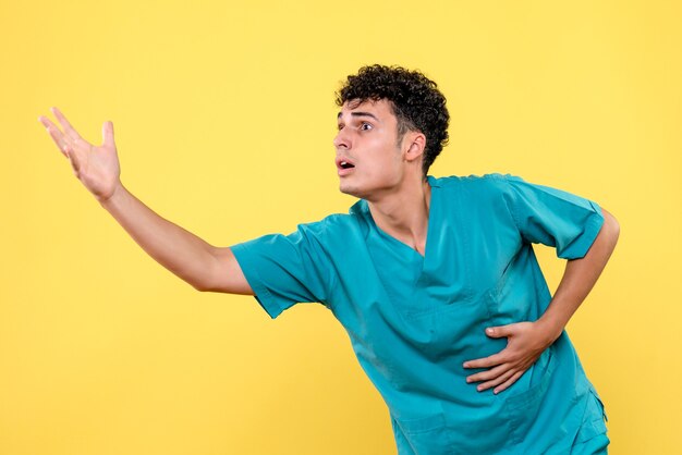 Médecin de face, le médecin est mécontent du comportement des personnes pendant la pandémie de COVID