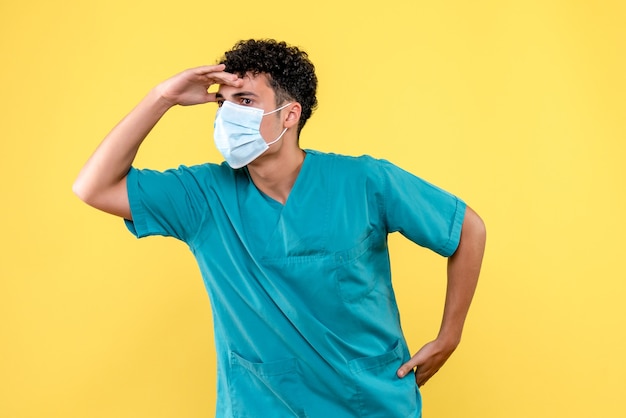 Médecin de face, le médecin pense aux conséquences de l'infection à coronavirus