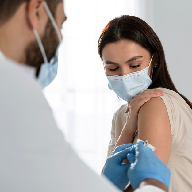 Médecin faisant un vaccin à un patient