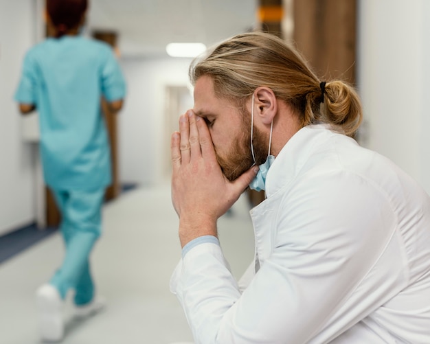 Médecin fatigué coup moyen avec masque