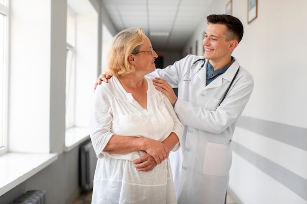 Médecin et femme senior se regardant