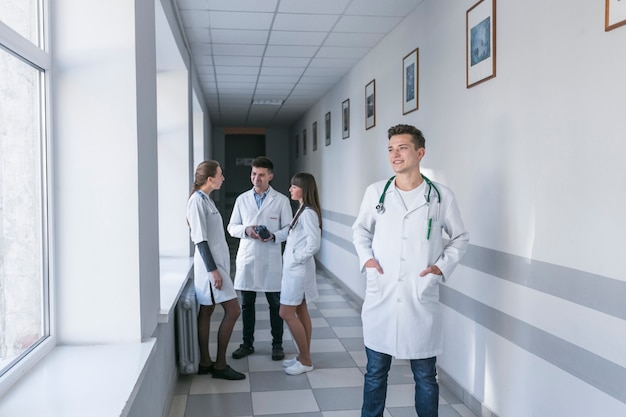 Photo gratuite médecin gai debout dans le couloir