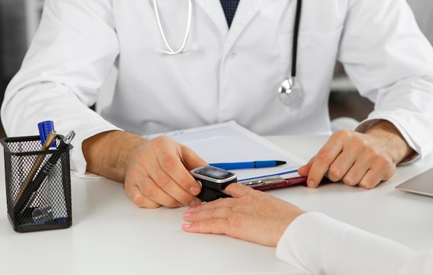 Photo gratuite médecin de gros plan à l'aide d'un oxymètre