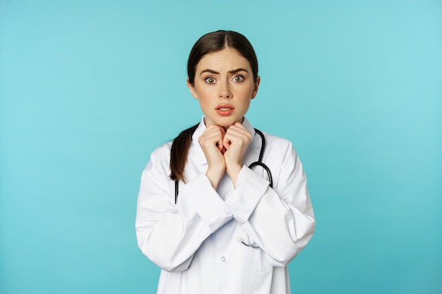 Un médecin hospitalier inquiet et inquiet en blouse blanche, l'air effrayé et nerveux, est venu...