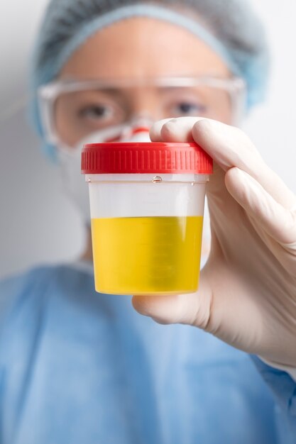 Médecin de laboratoire effectuant un examen médical de l'urine