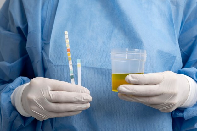 Médecin de laboratoire effectuant un examen médical de l'urine