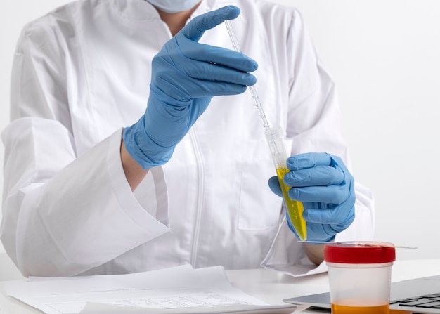 Médecin de laboratoire effectuant un examen médical de l'urine