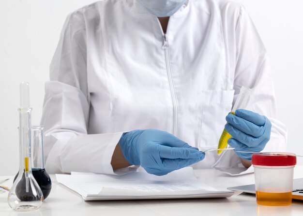 Médecin de laboratoire effectuant un examen médical de l'urine