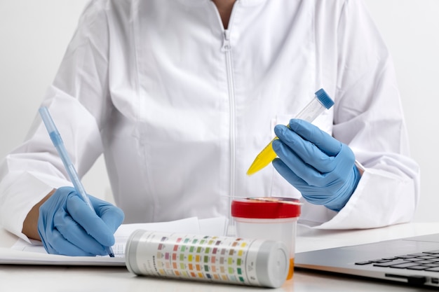 Médecin de laboratoire effectuant un examen médical de l'urine
