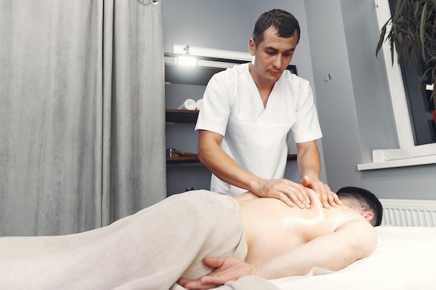 Le médecin masse l'homme à l'hôpital