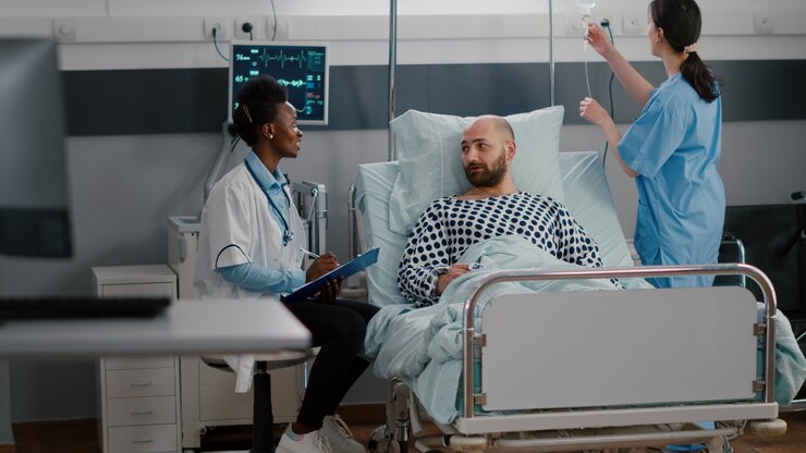 Photo gratuit médecin médecin discutant du traitement de la maladie écrivant un symptôme médical sur le presse-papiers