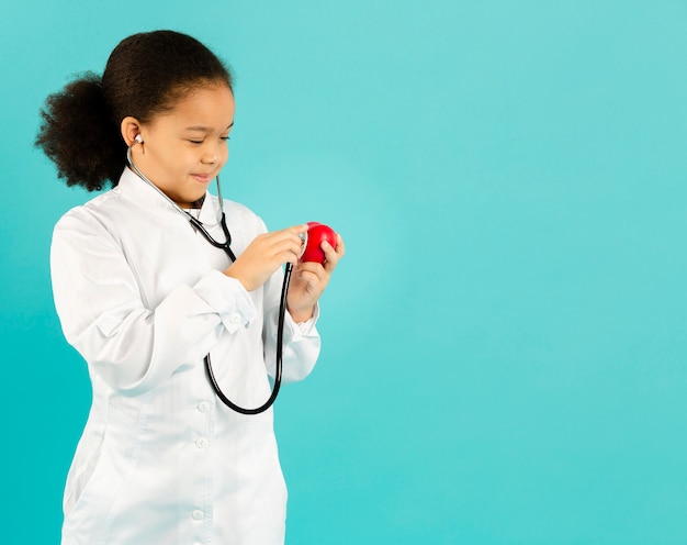 Photo gratuite médecin mignon à l'aide de l'espace de copie de stéthoscope