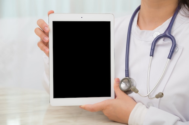 Médecin montrant une tablette