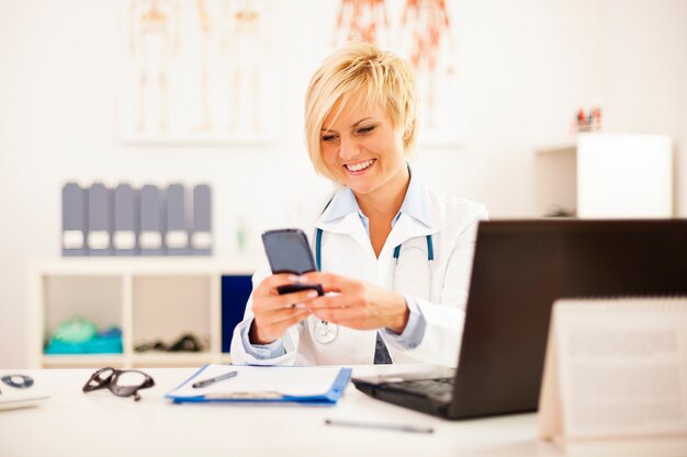 Médecin occupé à son bureau