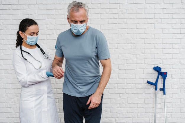 Médecin offrant un soutien à son patient