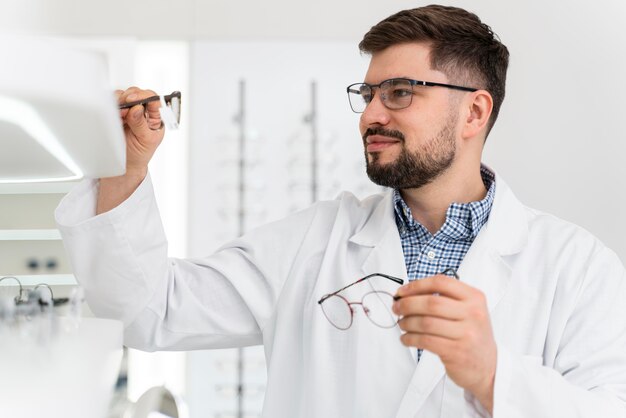 Médecin optique en magasin